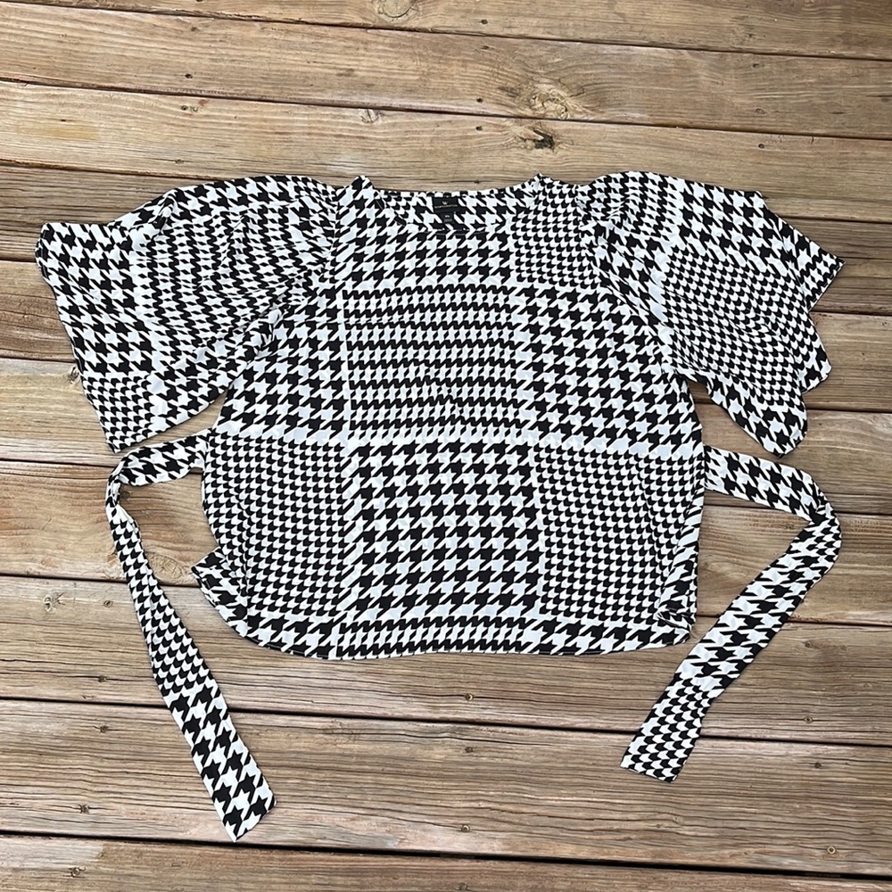 ❌SOLD❌Houndstooth sheer top with tie details and flutter sleeves, size XL